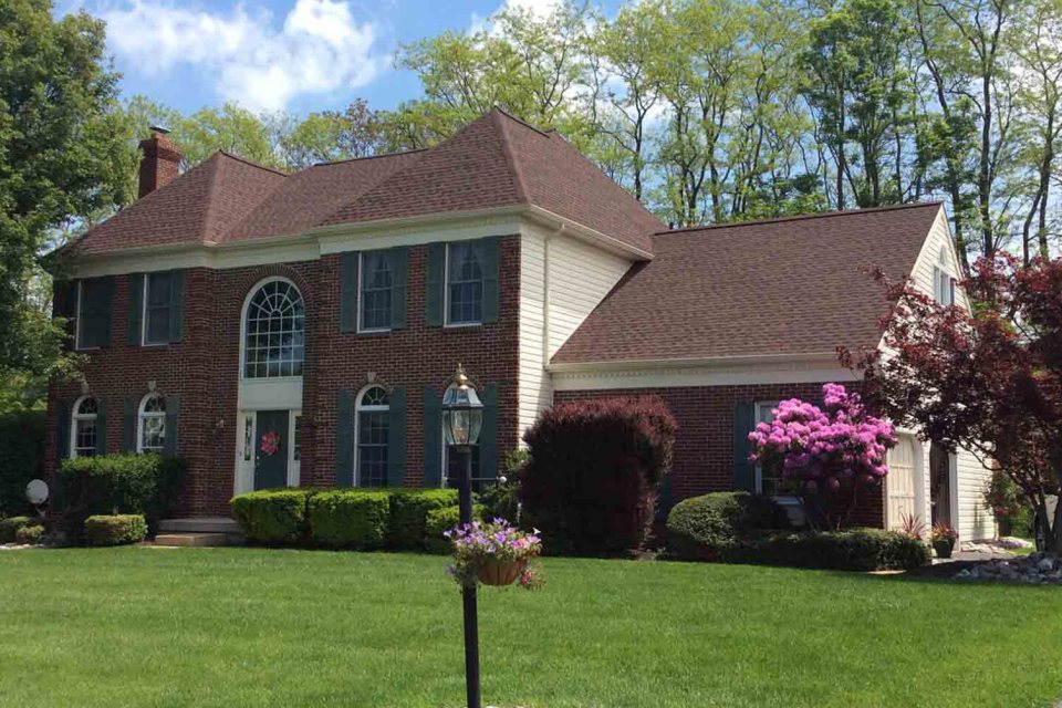 Dimensional shingle roof on a brick colonial home