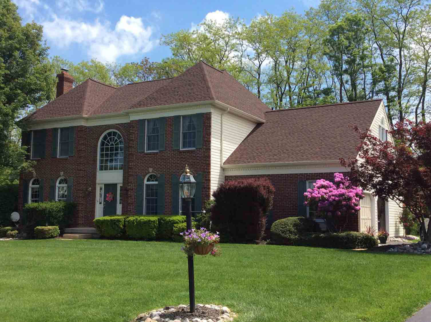 Dimensional shingle roof on a brick colonial home